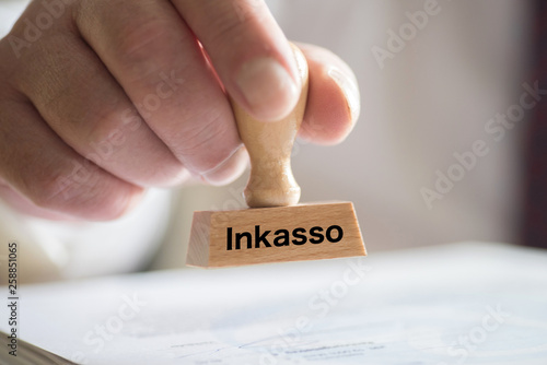 Canvastavla Ein Mann und Stempel mit dem Aufdruck Inkasso