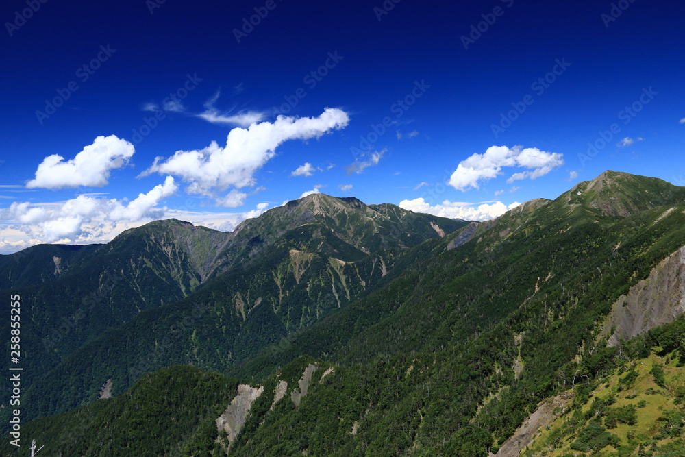南アルプス光岳への道　縦走路から見る南アルプス南部の山々　上河内岳稜線と　聖岳　