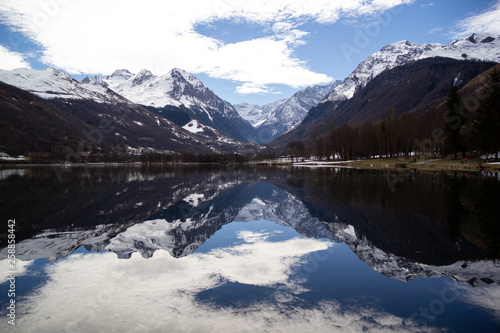 Fototapeta Naklejka Na Ścianę i Meble -  Snowy mountains reflecting in the calm mirror of a lake