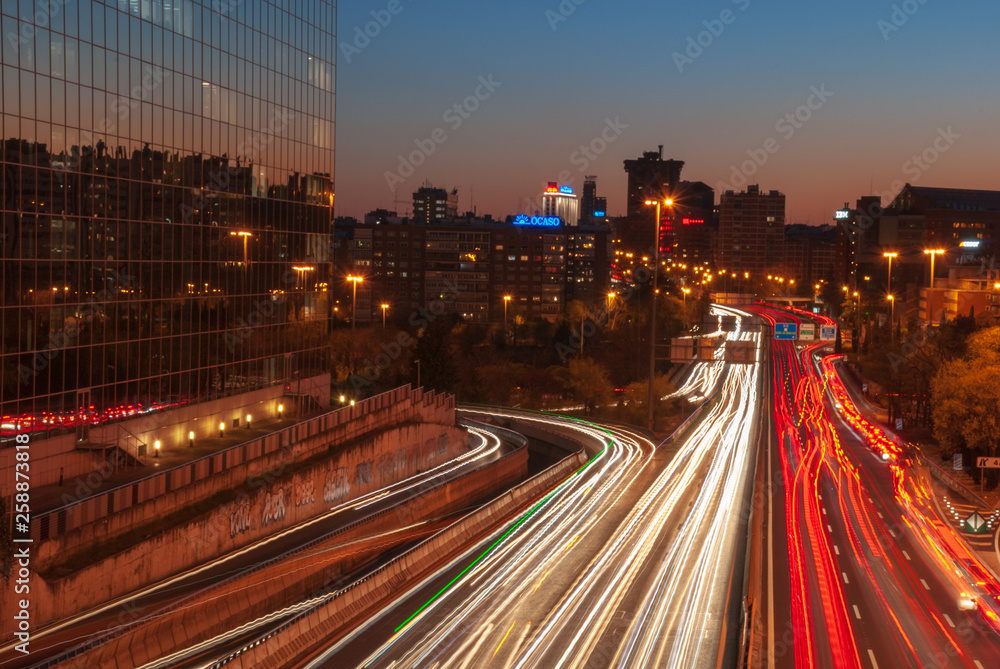 Obraz premium Cityscape of a long exposure motorway in Madrid, Spain. Eupora