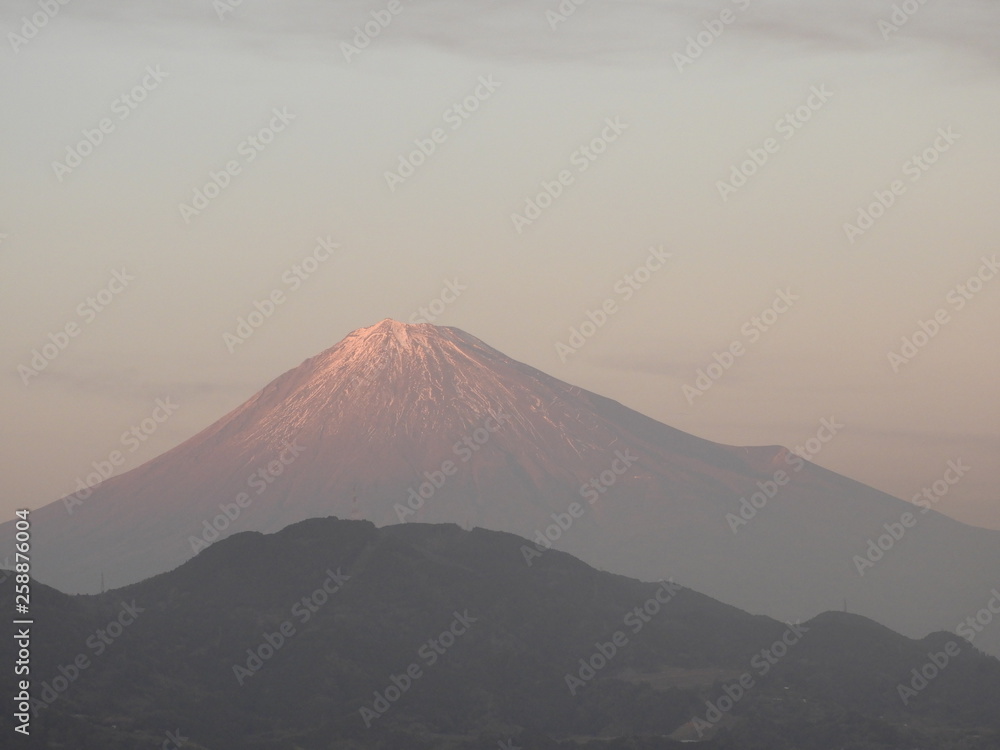 夕陽が当たった富士山