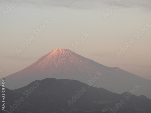 夕陽が当たった富士山