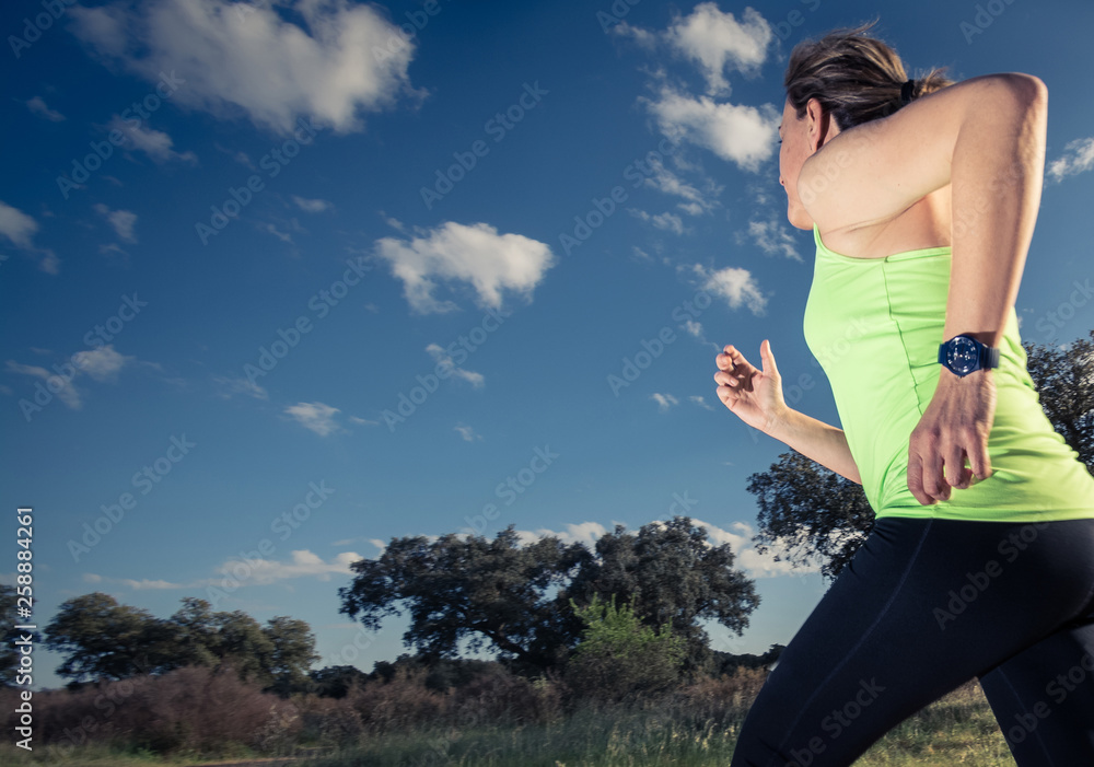 Mujer corriendo por el campo Stock Photo