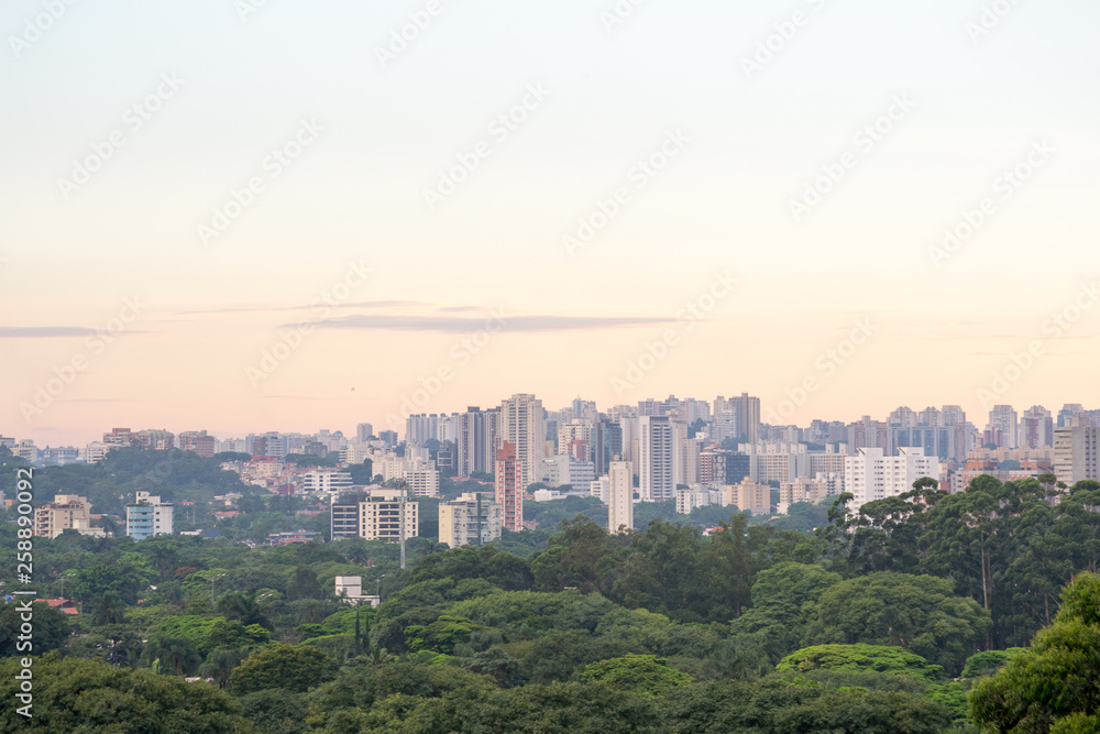 Fototapeta premium Beautiful landscape view at sunset time of the city of Sao Paulo in Brazil, The shot is from Sunset square or in portuguese 