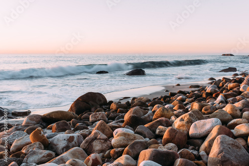 Runde Steine an Küste in Südafrika