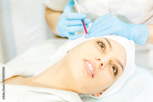 Cosmetology. The process of introducing an injection preparation for wrinkle smoothing.