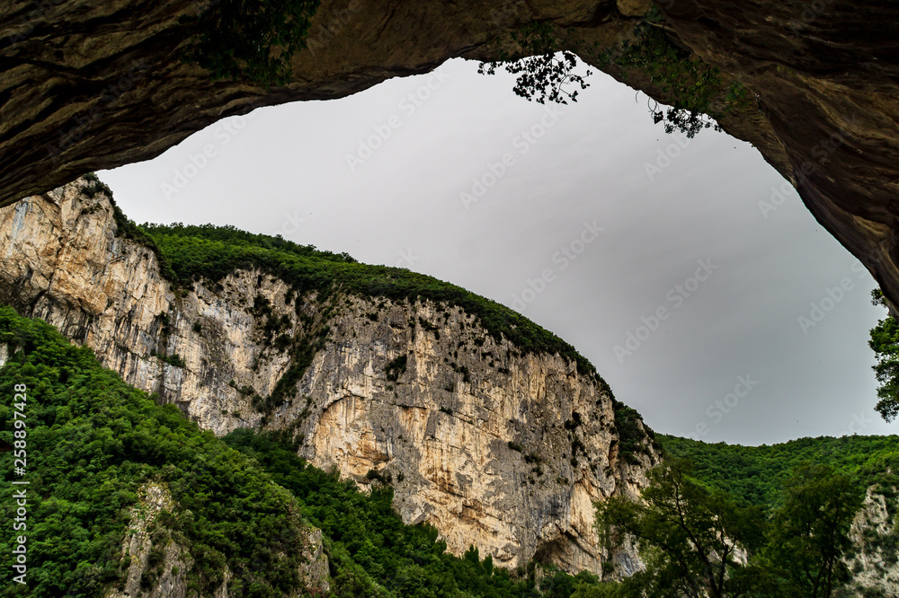 Scorcio dalla grotta del tempietto del Valadier a Genga