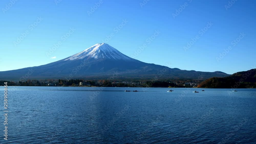 河口湖と釣り船 河口湖と釣り船