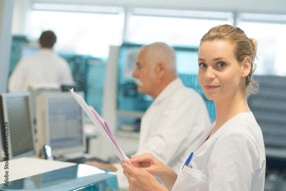 Obraz premium portrait of confident nurse holding a clipboard