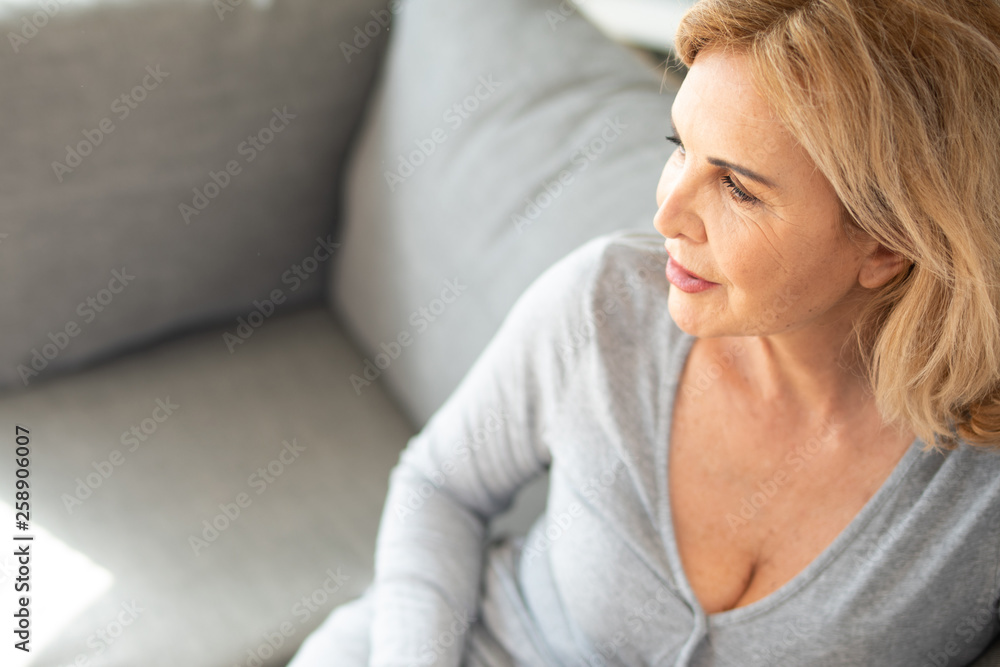 Portrait einer schönen älteren Frau Portrait einer schönen älteren Frau