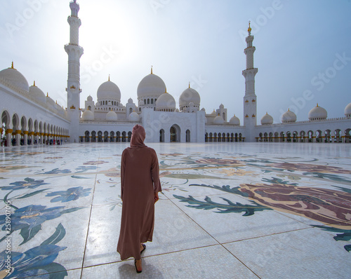 Canvas Print The courtyard of Sheikh Zayed Grand Mosque in Abu Dhabi