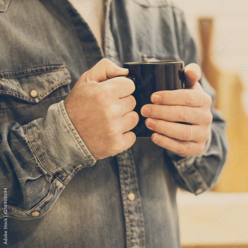 Hombre sosteniendo una taza de café. Vista de cerca y de frente. Formato cuadrado Hombre sosteniendo una taza de café. Vista de cerca y de frente. Formato cuadrado