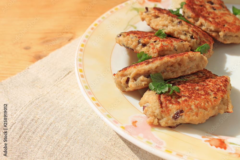 Hake fish cutlets with purple onions and oats