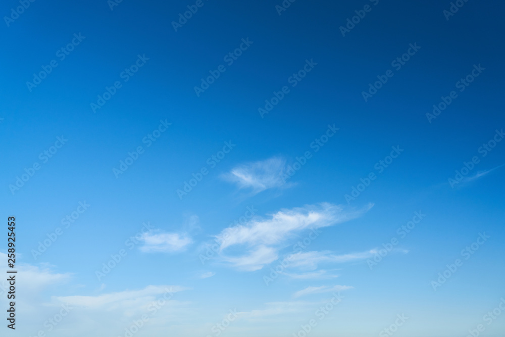 Weiße kleine Wolken am Himmel