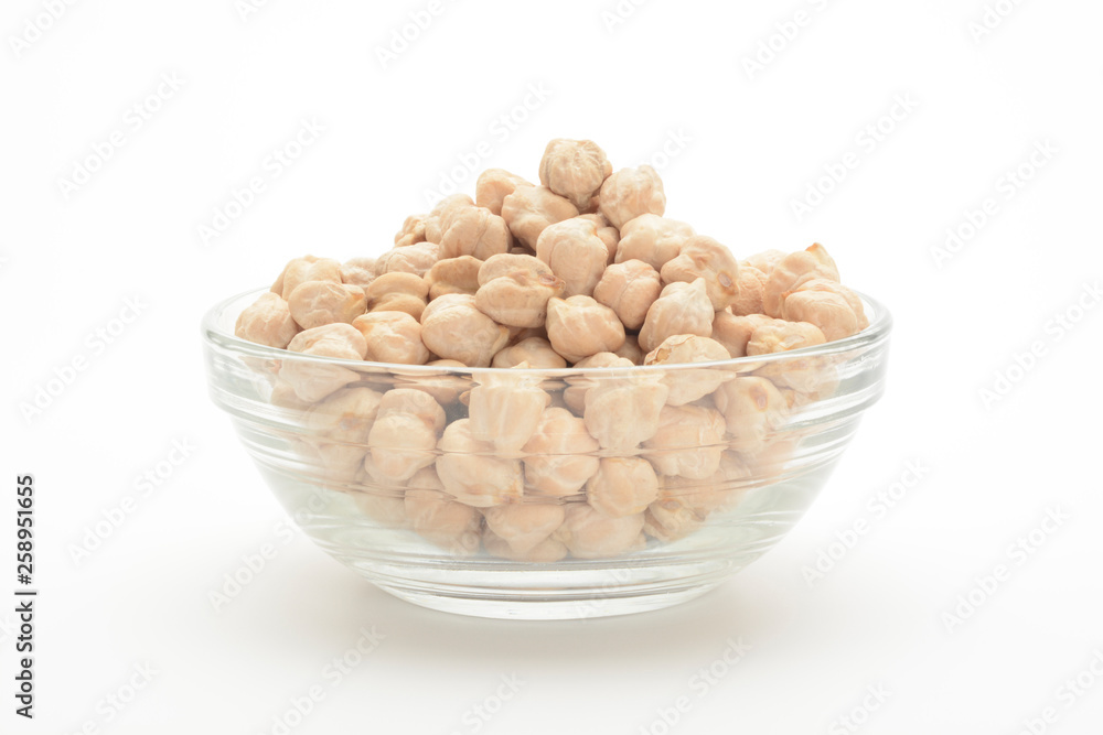 Garbanzos gordos en un cuenco de cristal sobre fondo blanco Garbanzos gordos en un cuenco de cristal sobre fondo blanco