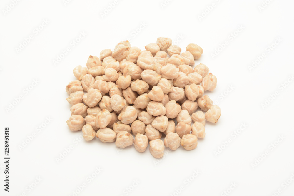 Garbanzos gordos sobre fondo blanco Garbanzos gordos sobre fondo blanco