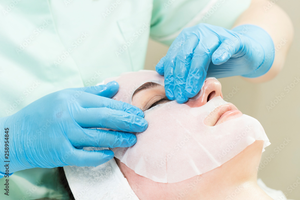 Fototapeta premium Process cosmetic mask of massage and facials in beauty salon 