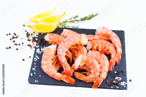 Photos royal headless shrimp on black board isolated on white background