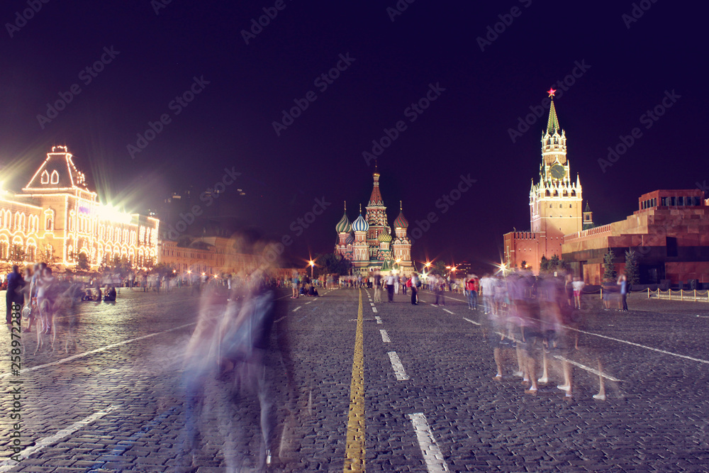 Obraz premium Moscow, tourists walk on Red Square on a warm summer night