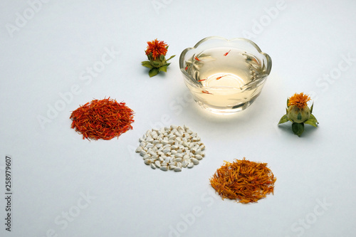 Canvas-taulu Flowering and saffron flowers eco-friendly