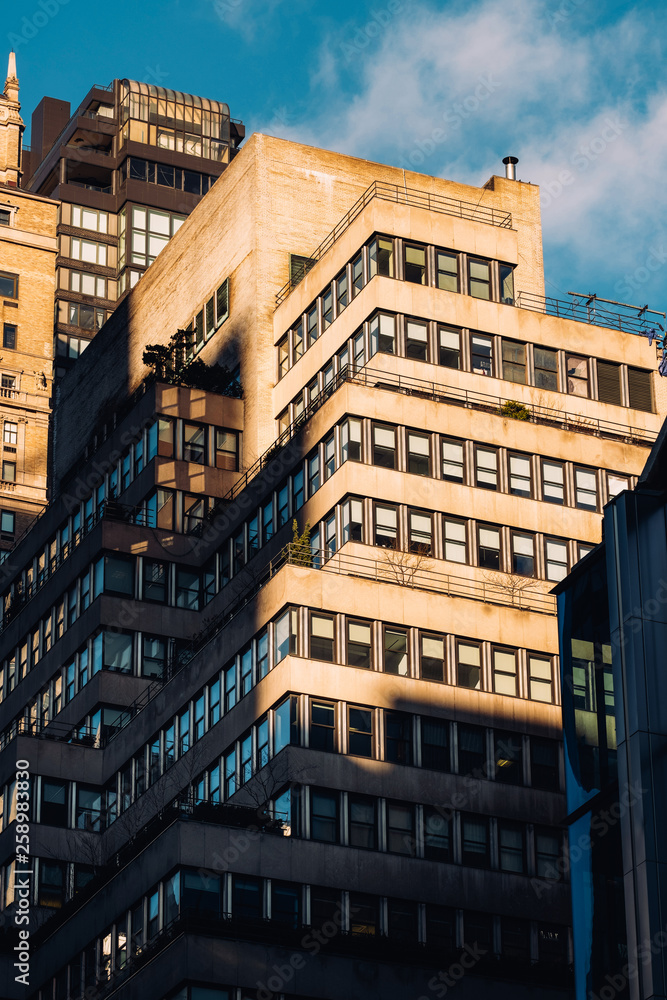 Obraz premium Close-up view of old and modern apartment building in Midtown Manhattan New York City