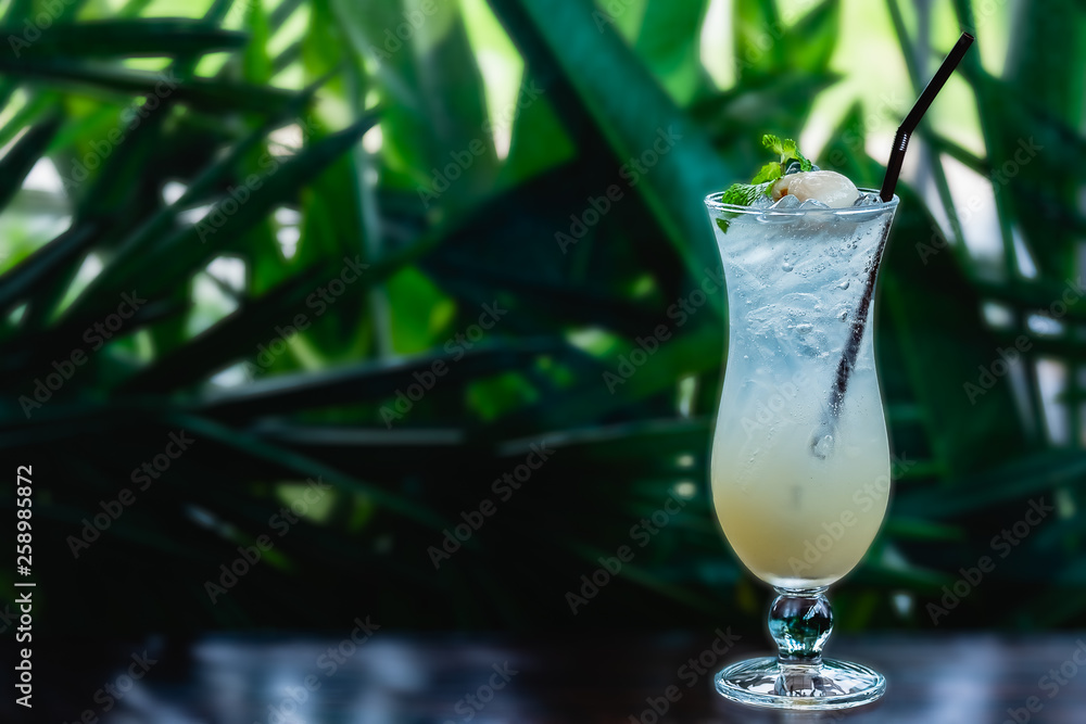 Φωτογραφία A glass of iced italian soda with lychee syrup decorate with real lychee