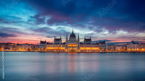 Obraz na płótnie Budapest. Panoramic cityscape image of Budapest, Hungary during beautiful sunrise. w salonie