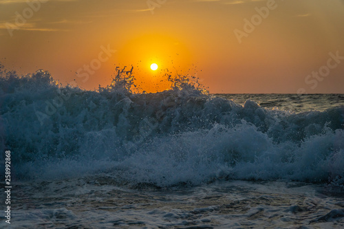 Wellen bei Sonnenuntergang
