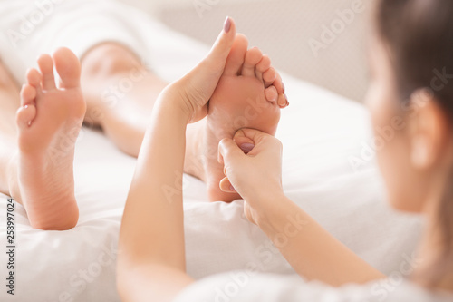 Foto Foot massage. Woman relaxing at spa salon