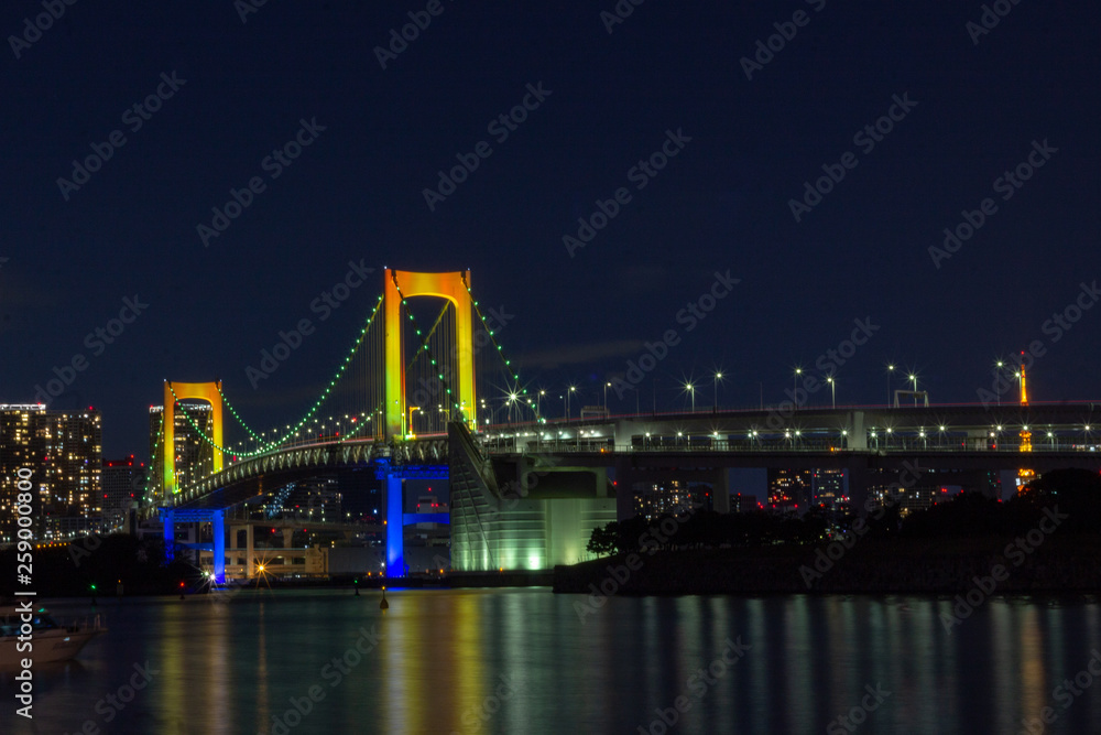 Rainbow Bridge bei Nacht