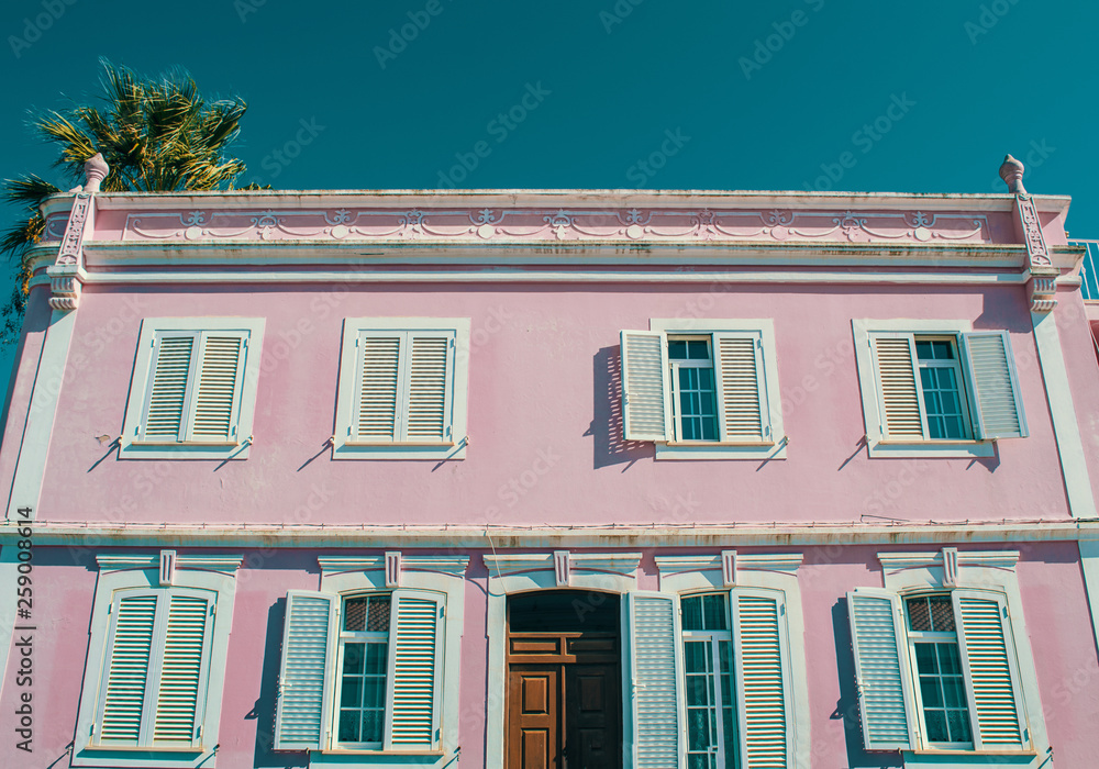 Naklejka premium Lagos, Portugal pink house