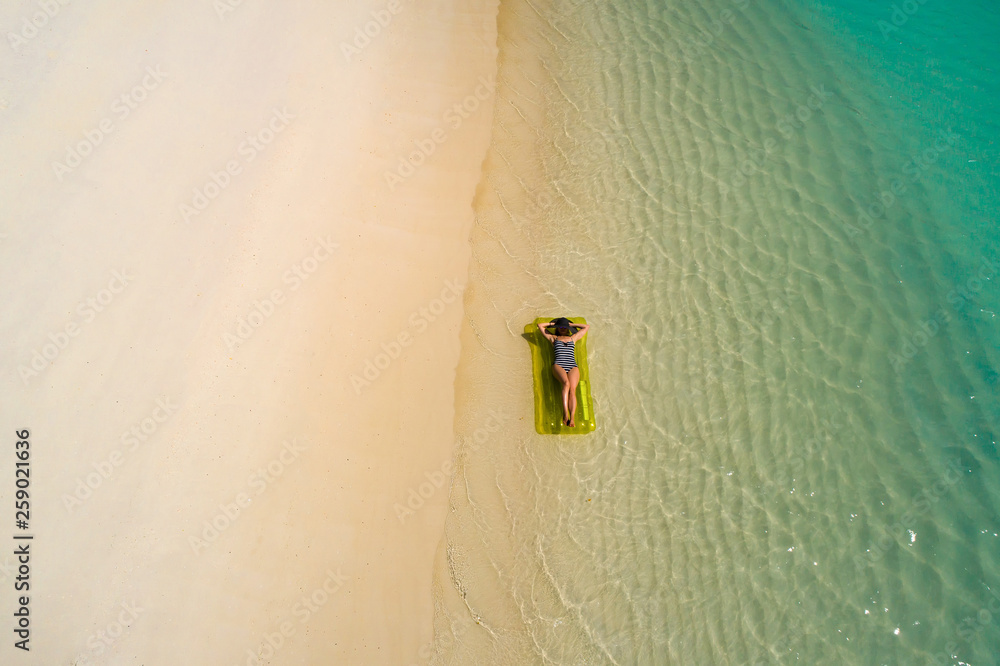 Φωτογραφία Aerial drone aerial view of Beautiful girl having fun on the sunny tropical beach