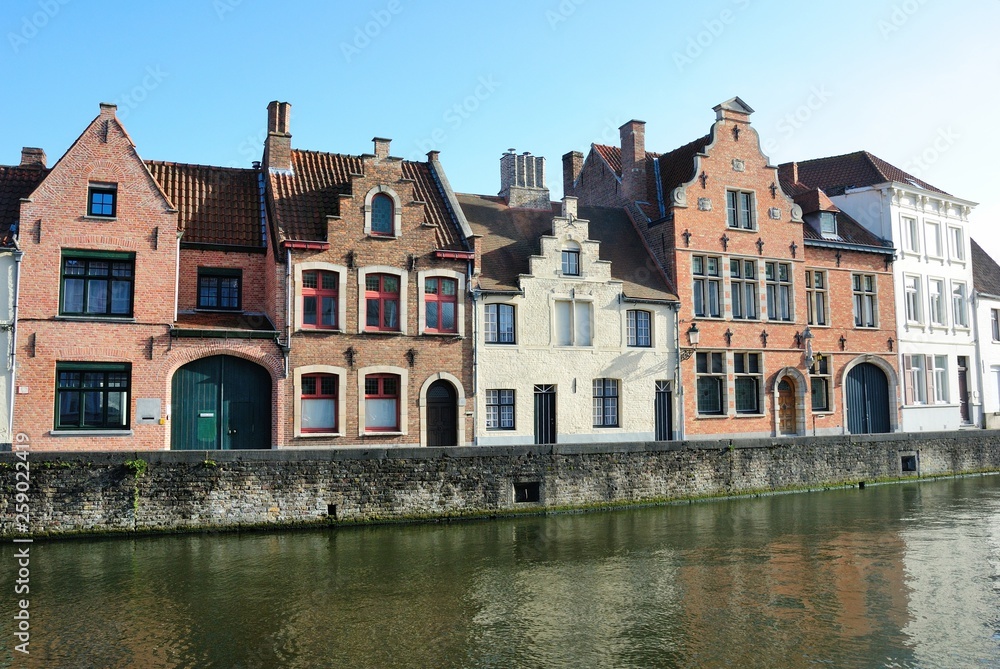 Φωτογραφία Medieval houses along the Potterierei street and Langerei canal in Brugge (Bruge