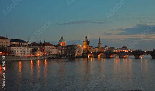 Prag Karlsbrücke Moldau bei Dämmerung