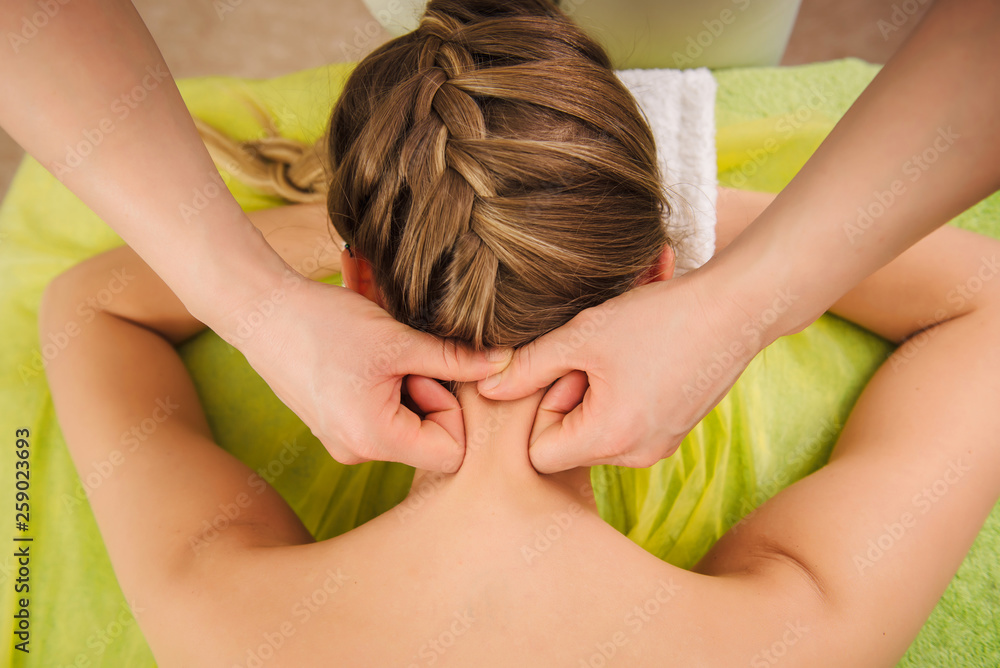 Φωτογραφία Woman having neck and shoulder massage in spa center