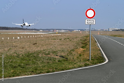 Verkehrsschild Verkehrszeichen Durchfahrt verboten und Zusatzschild Achtung Rollbahn am Frankfurter Flughafen - Stockfoto