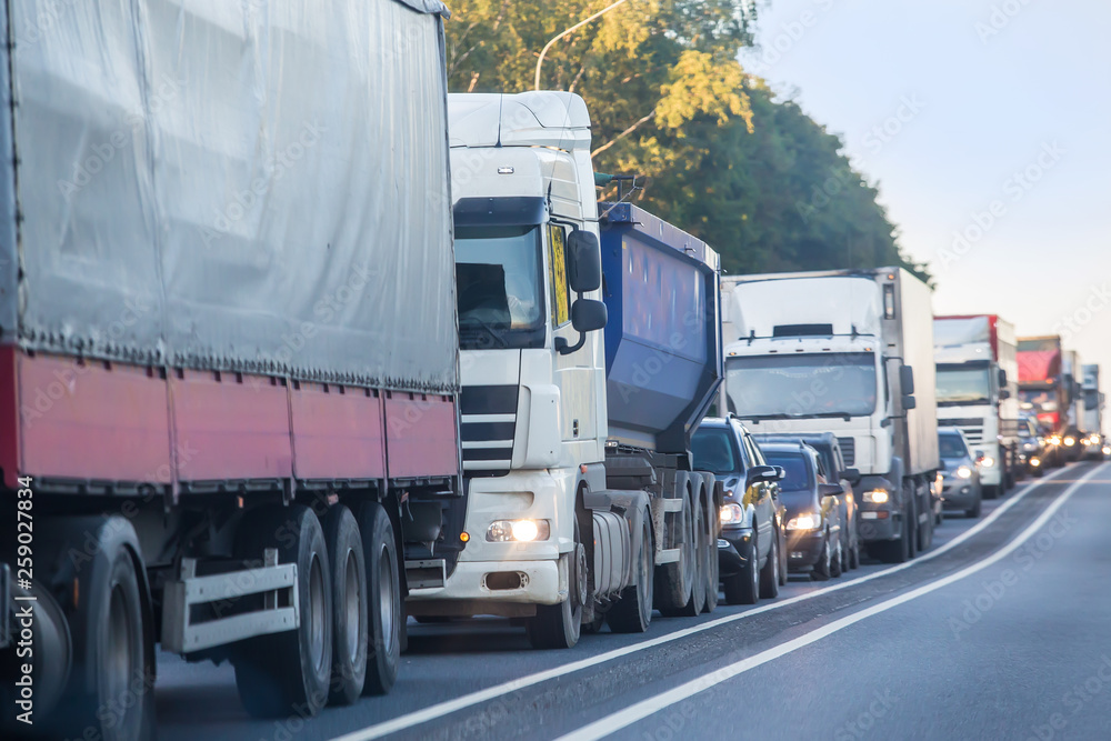 Φωτογραφία Trucks and cars in a big traffic jam