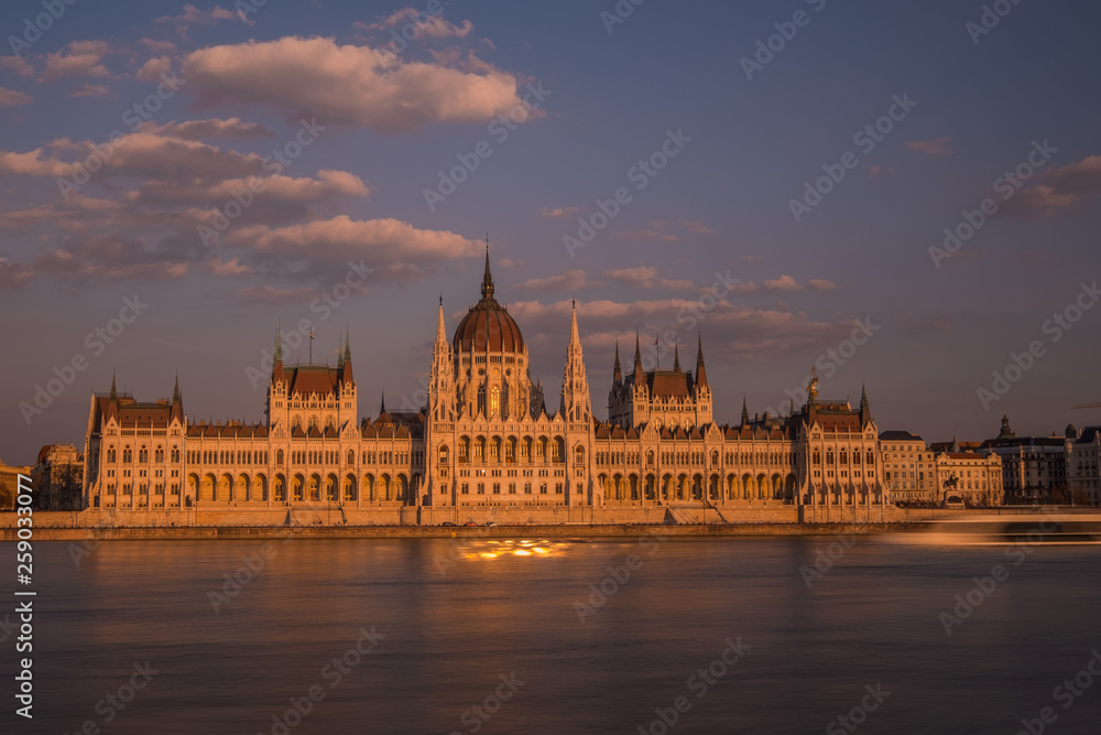 Fototapeta premium Parliament in Budapest during sunset