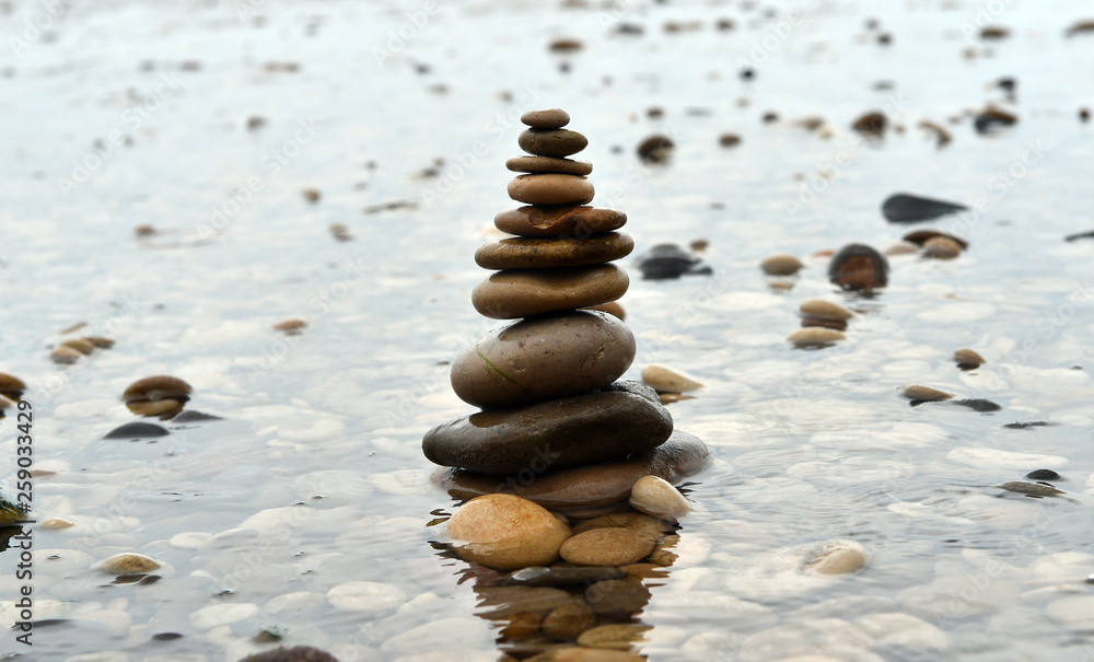 Obraz premium piedras en la playa