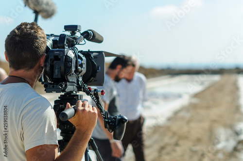 Camarógrafo con cámara de cine digital en trípode 15 