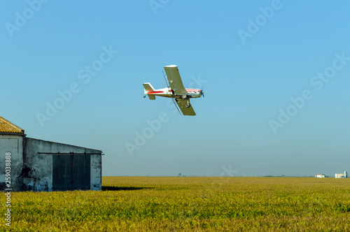 Avioneta de fumigación en campo de sembrado 03