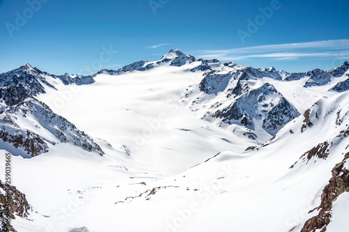 Skifahren in Sölden © barabasone