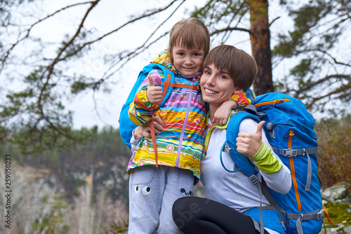 Sports family mother and child with backpacks thumb up © Joe-L