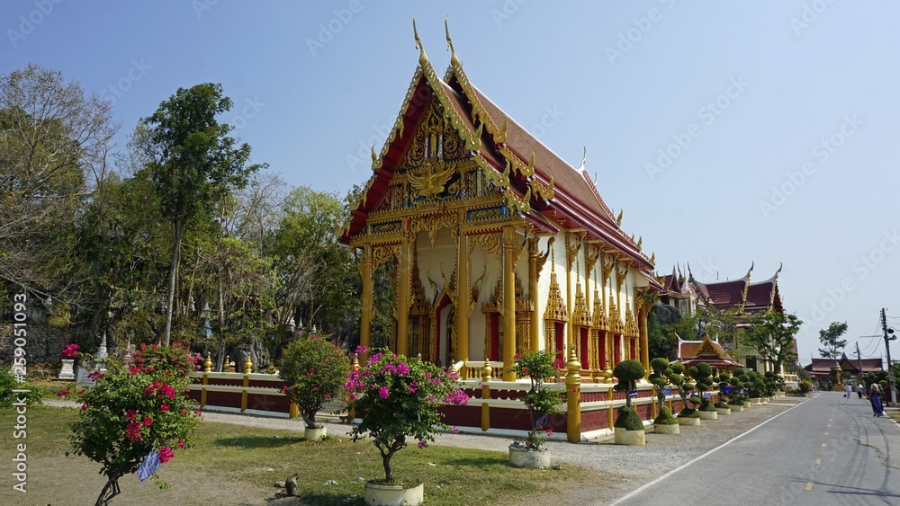 Naklejka premium wat tongchai temple complex in phetchaburi