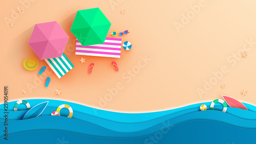 Fototapeta Widok z góry tło plaża z parasolami, piłki, pierścień do pływania, okulary przeciwsłoneczne, deska surfingowa, kapelusz, sandały, sok, rozgwiazdy i morze.