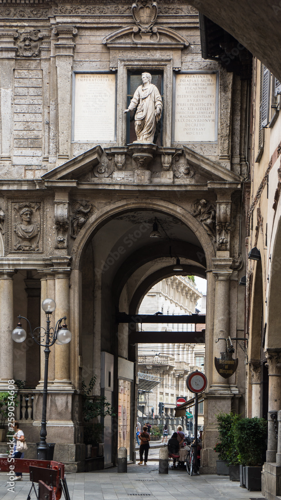 Naklejka premium gate through old stone building