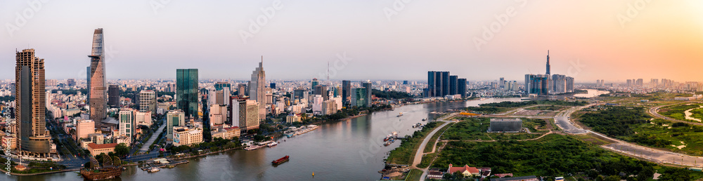 Obraz premium Zdjęcie lotnicze z drona - Skyline of Saigon (Ho Chi Minh City) o wschodzie słońca. Wietnam