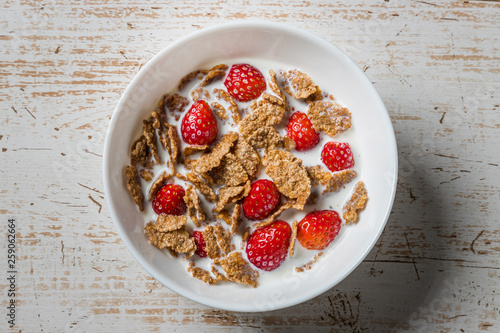 コーンフレークといちご Cornflakes and strawberries