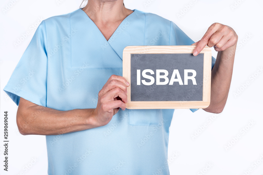 OP Schwester oder Krankenschwester mit einer Tafel ISBAR OP Schwester oder Krankenschwester mit einer Tafel ISBAR