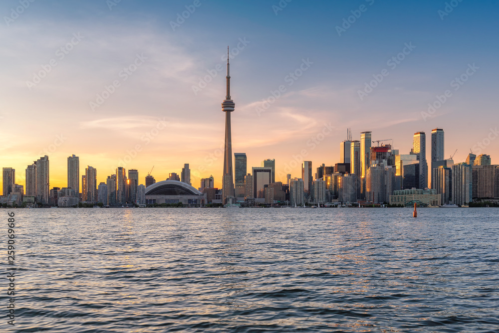 Fototapeta premium Panoramiczny widok na miasto Toronto o zachodzie słońca w Toronto, Ontario, Kanada.